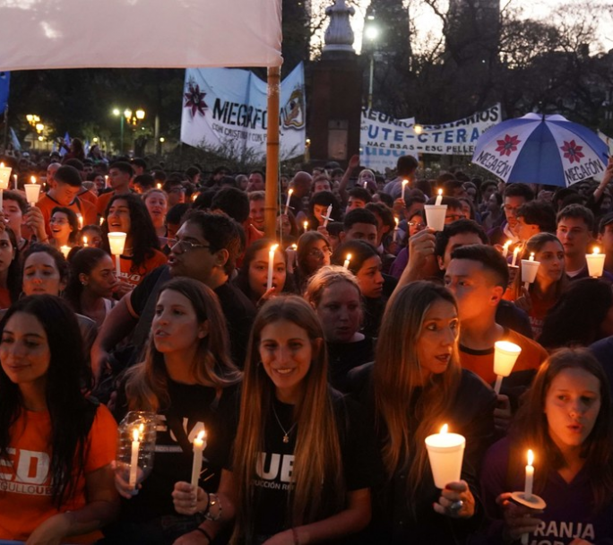 Apesar del anuncio del Gobierno de mejorar los salarios, los residentes marcharon